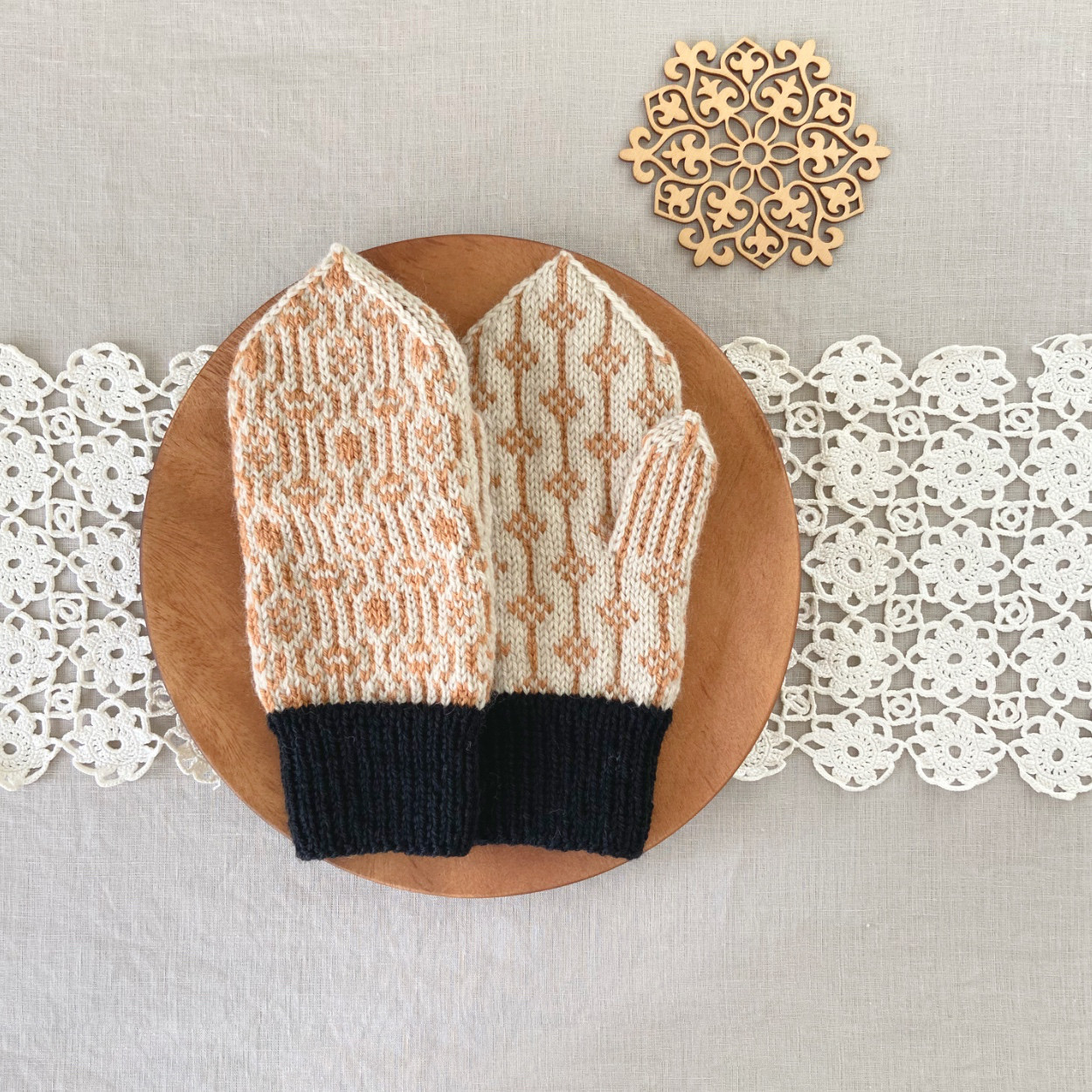 ノルディック模様のミトン（ベージュ×オレンジ）