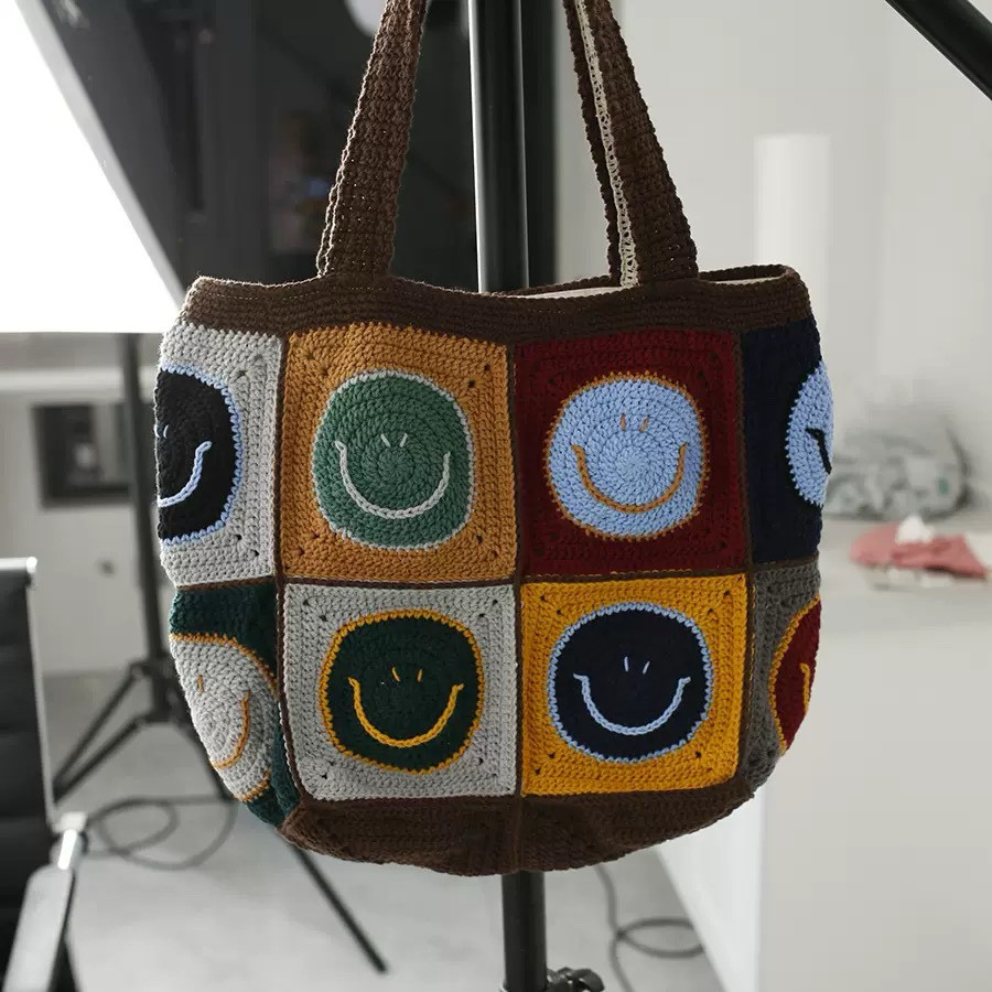 手作り 毛糸 かぎ針編み ニートショルダーバッグ トートバッグ【笑颜柄｜12枚のパネル拼接】1点