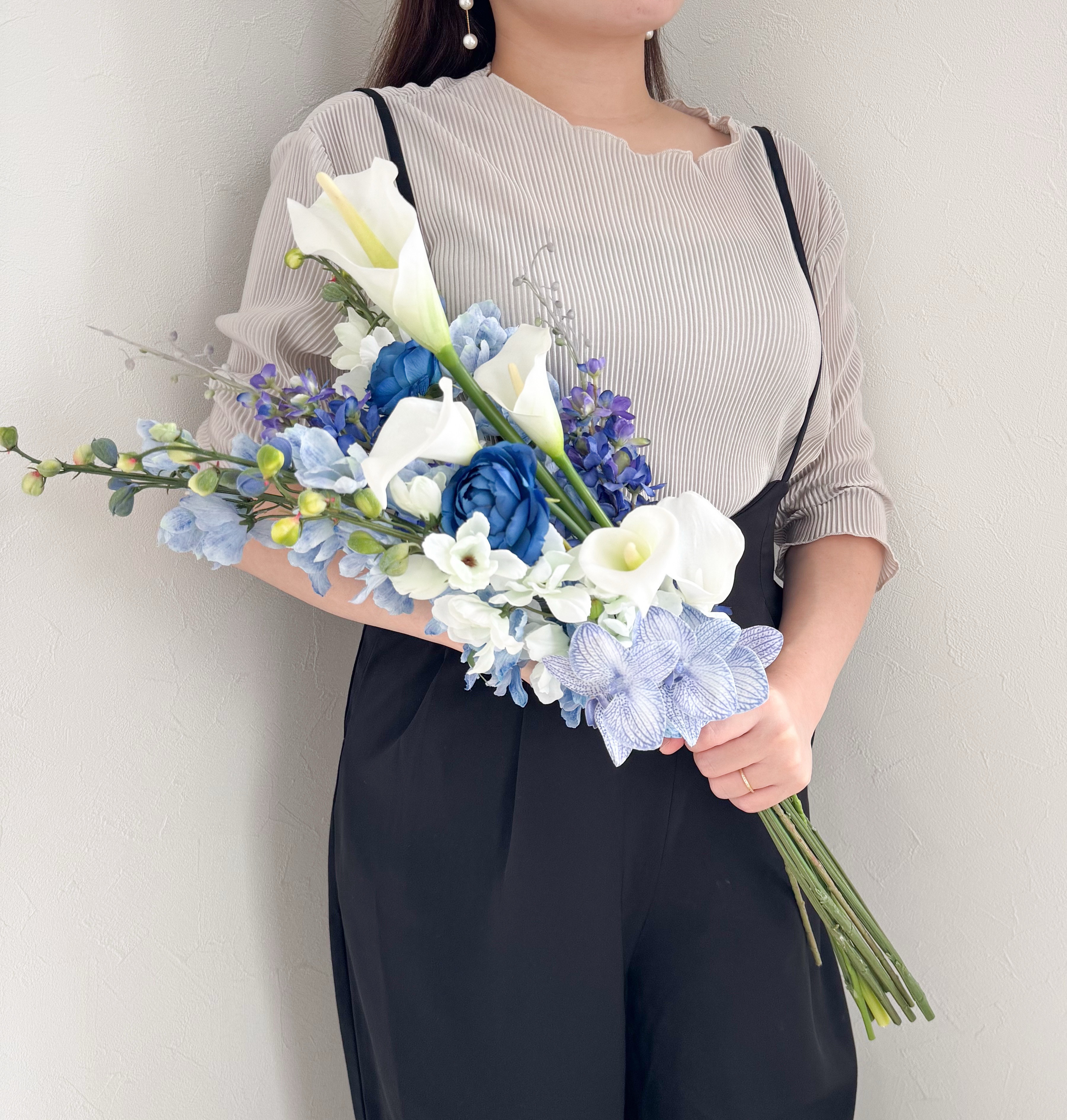 【秋婚・sale価格】カラーリリー×デルフィニウムの上品アームブーケ｜挙式・前撮り・後撮り・二次会・パーティー・撮影