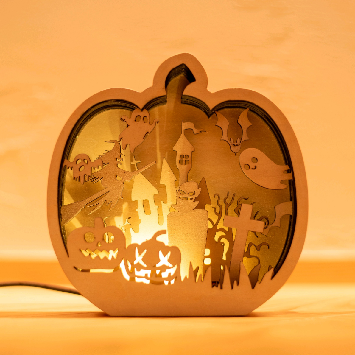 パンプキンの中にいろいろ詰め込んだハロウィン飾り