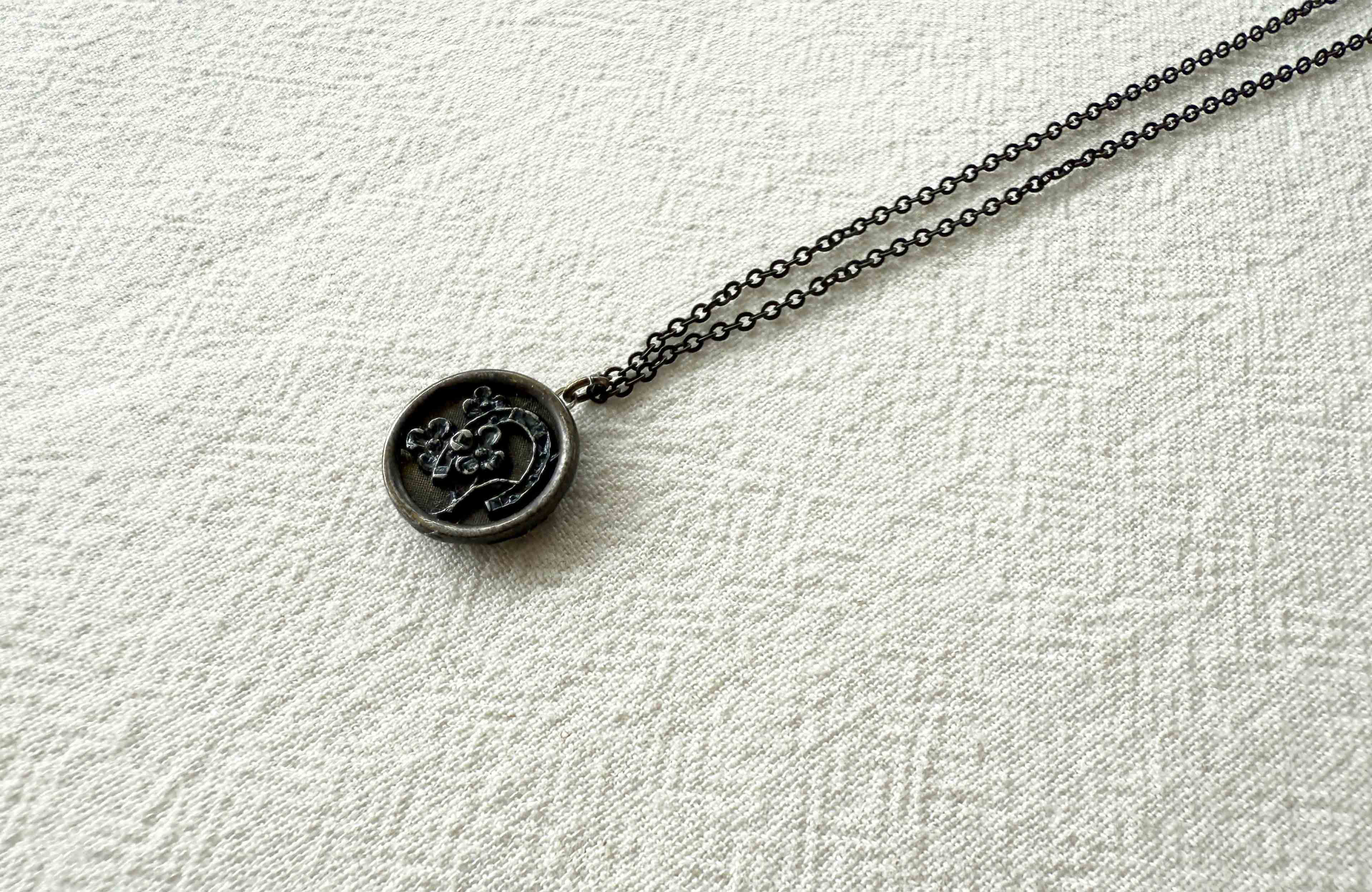 アンティークボタンネックレス／花と馬蹄ボタン