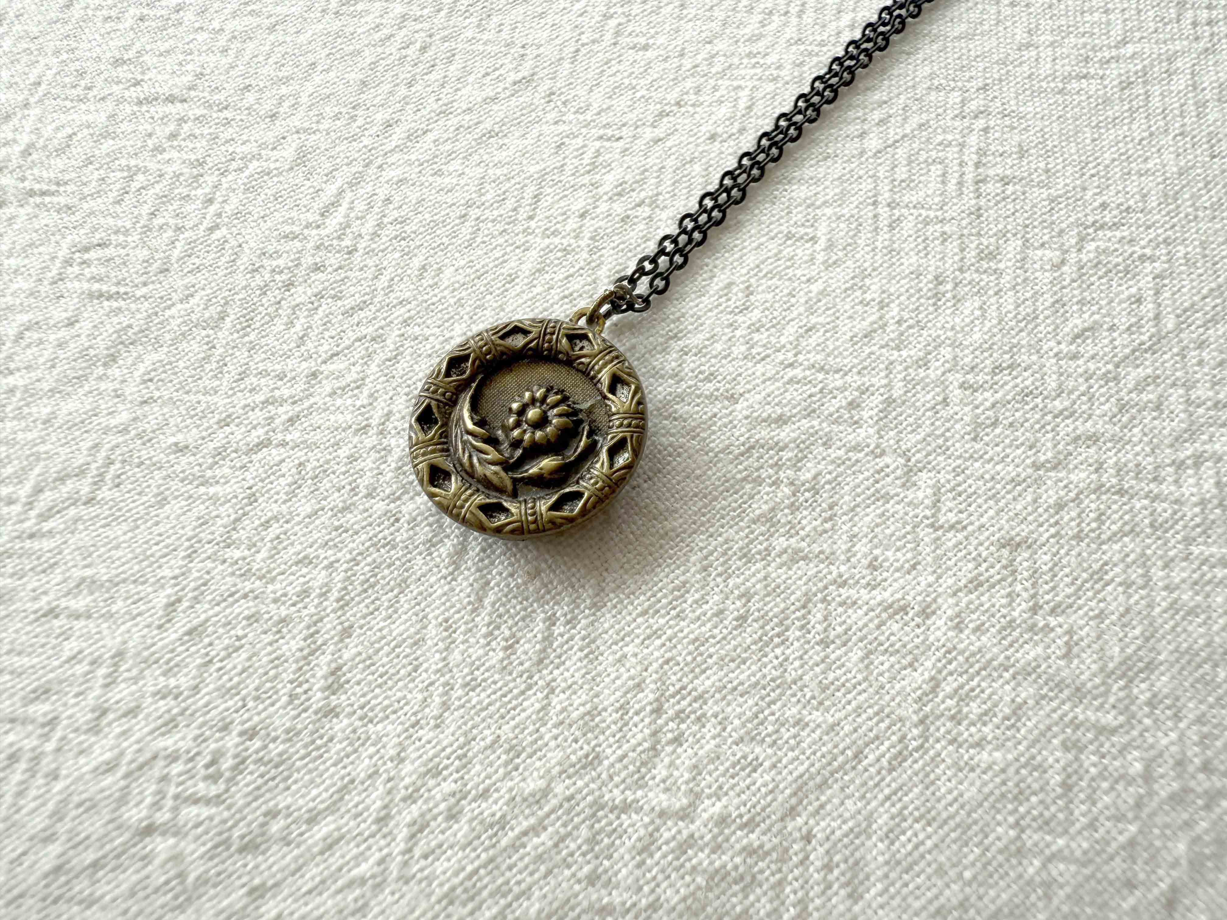 アンティークボタン／フラワーモチーフネックレス