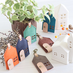 お守り袋(家) LF-062 マルゴー革×ヌメ革 レザー お守りケース 御守 お守り入れ キーホルダー 1枚目の画像