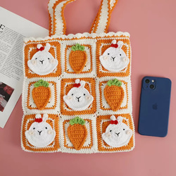 手編みトートバッグ　ウサギ　カーネーションの 花 手作り 毛糸 かぎ針編み ニート トートバッグ【うさぎとにんじん柄