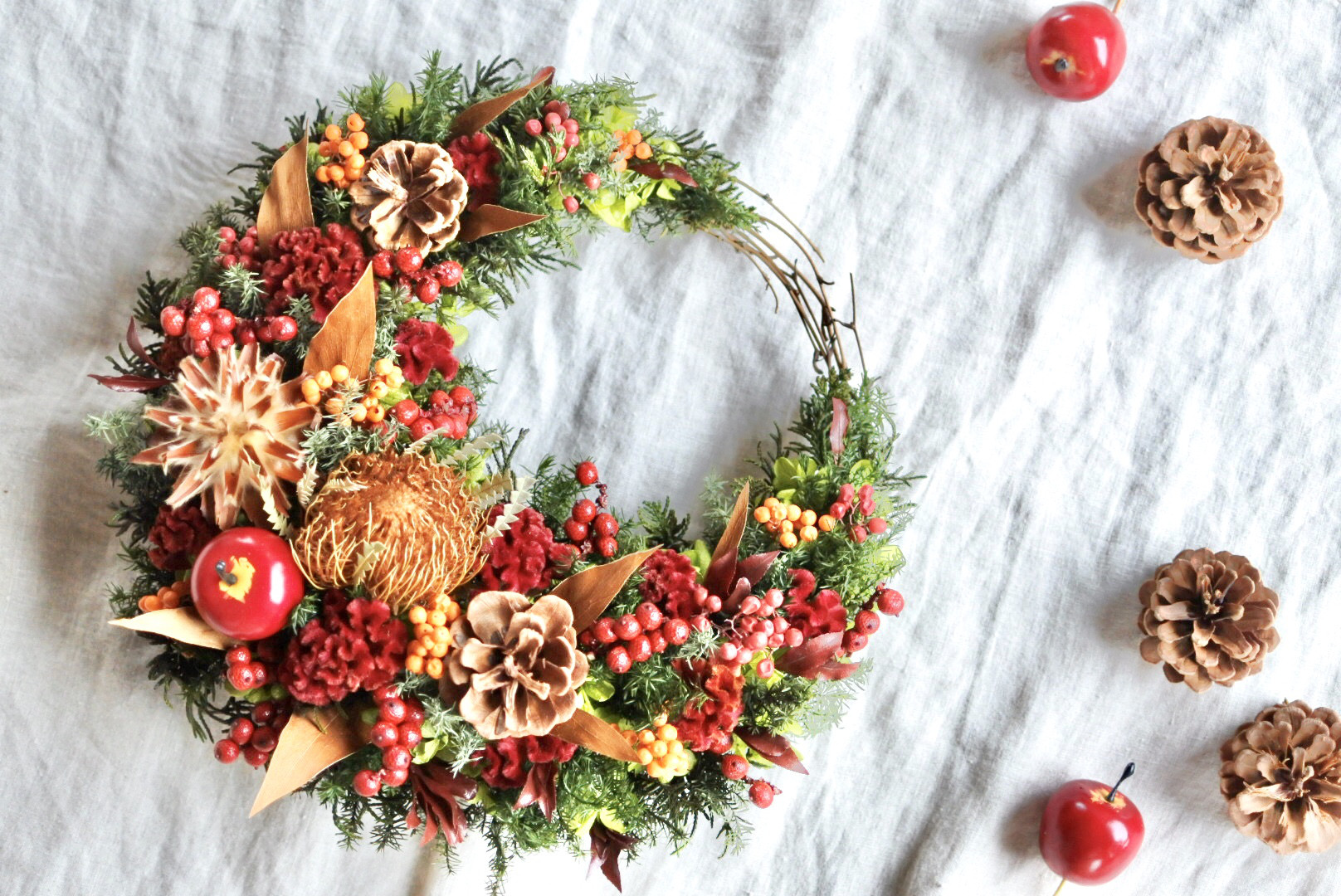 こっくりカラーの実たっぷり三日月リース25㎝　【クリスマス2025】プリザーブドフラワー　クリスマス