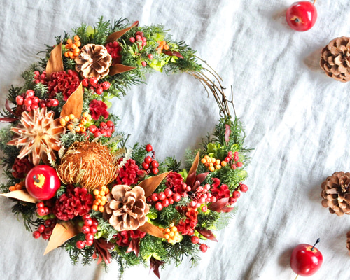 こっくりカラーの実たっぷり三日月リース25㎝ 【クリスマス2025