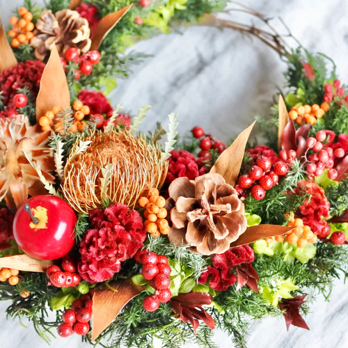 実付きのユーカリや白いシンカルファを丁寧に紡いだ　三日月　リース　クリスマス こっくりカラーの実たっぷり三日月リース25㎝ 【クリスマス2025