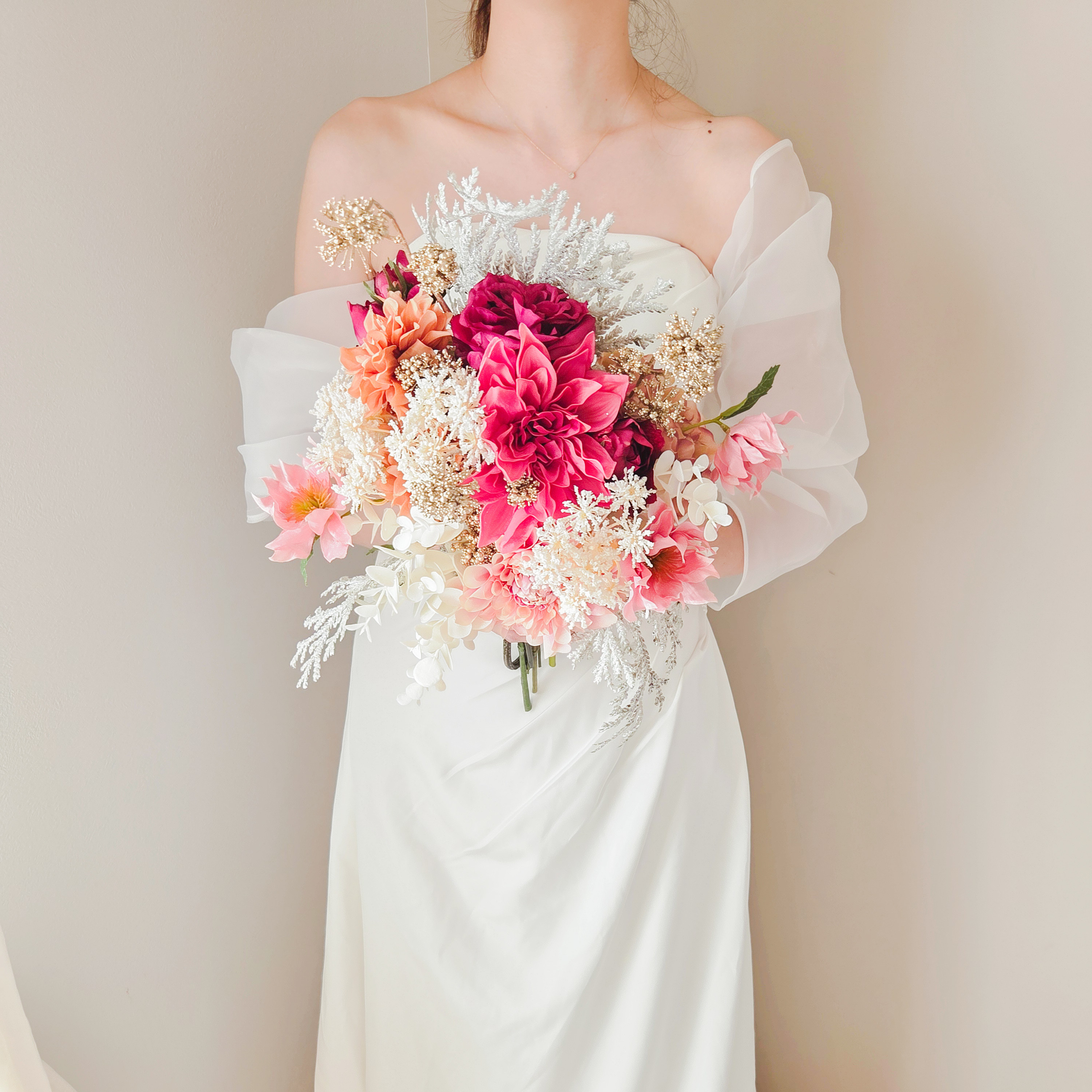 【キラキラかわいい♡】ダリアのクラッチブーケ　ウエディング　　金　銀　選べるリボン