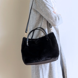 【Creema限定】 フェイクファー 2way ショルダーバッグ ちょうどいいサイズ感 秋冬 人気 304-10 1枚目の画像