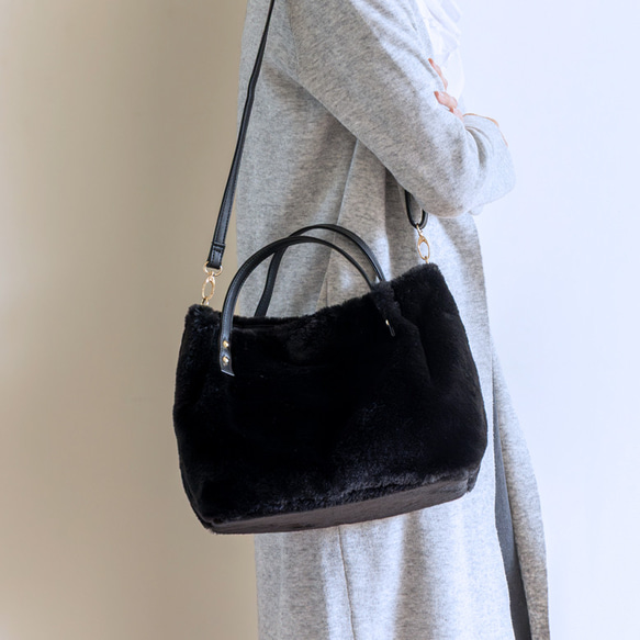 【Creema限定】 フェイクファー 2way ショルダーバッグ ちょうどいいサイズ感 秋冬 人気 304-10 1枚目の画像