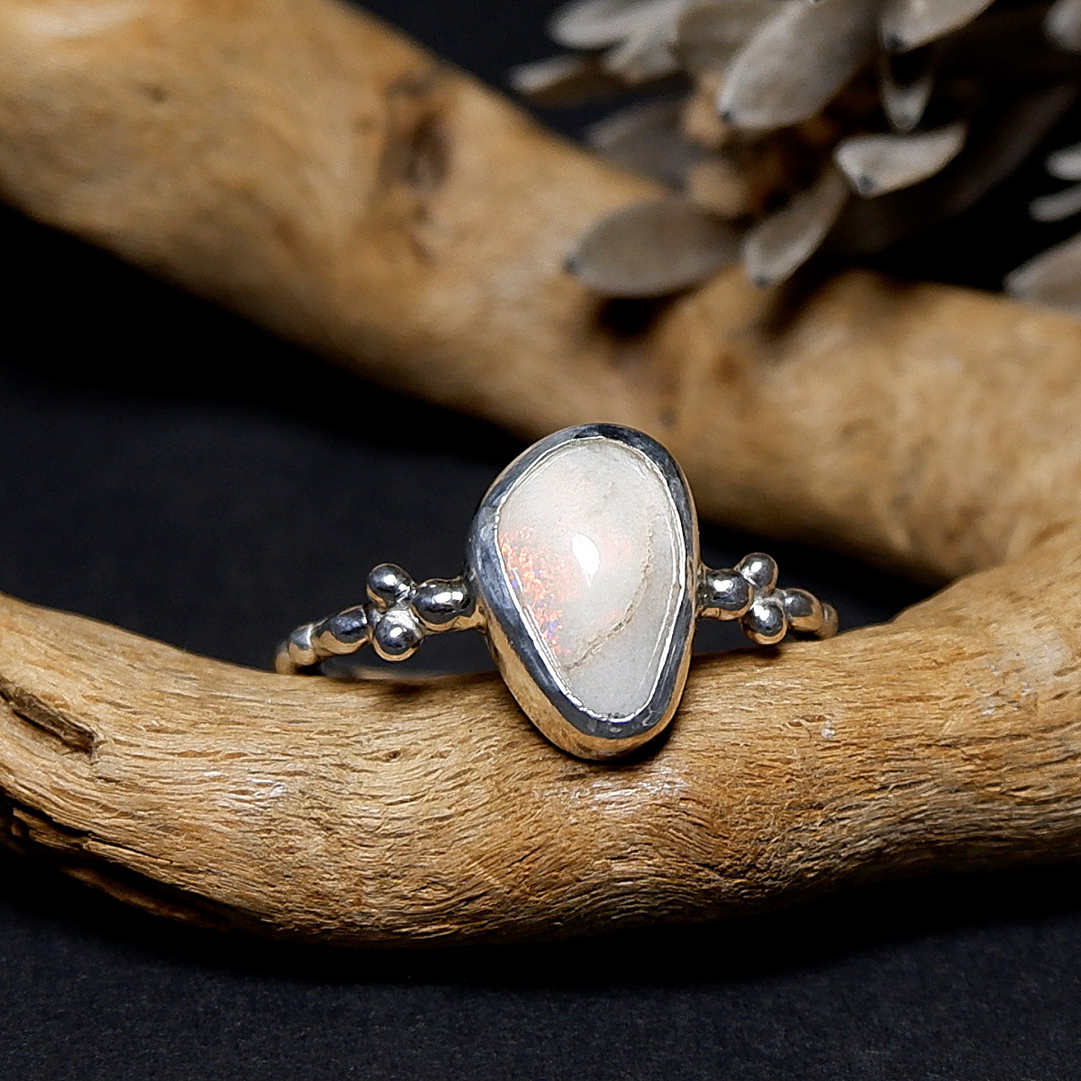 ～繊細なプレイオブカラー～　オーストラリア産　オパールのリング　 12～12.5号　天然石アクセサリー　一点物