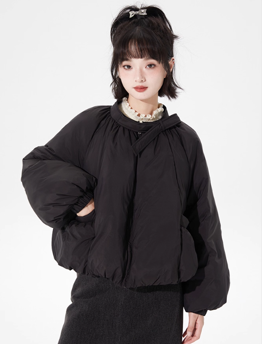 冬のブラックショートダウンジャケット