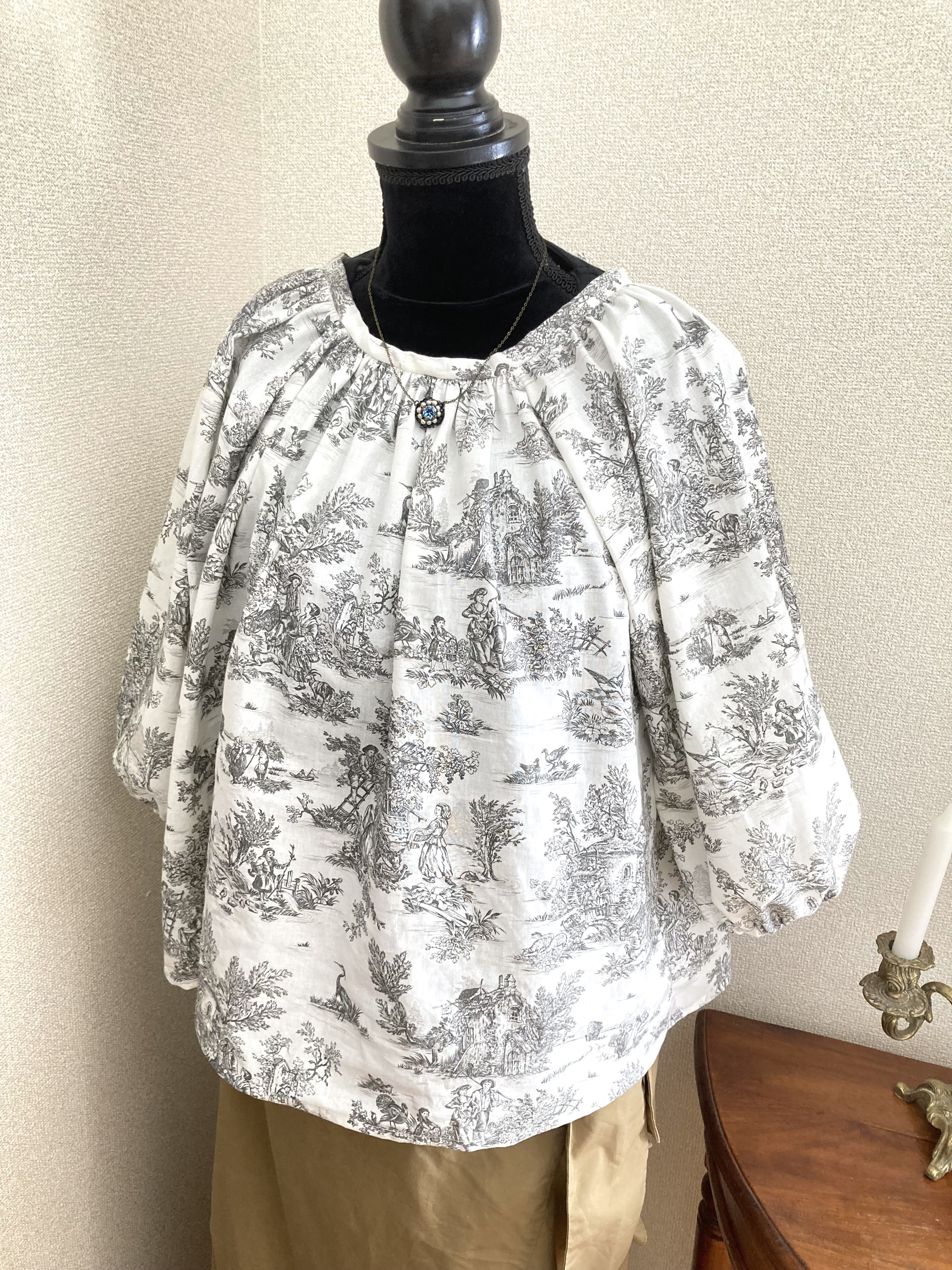 toile de jouy 薄手のコットンギャザーブラウス【ballon gris】