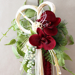 2026しめ縄飾り 新作 新春の慶び 紅白しめ飾りロング65cm　胡蝶蘭アマランサスレッド【アーティフィシャルフラワー】 2枚目の画像