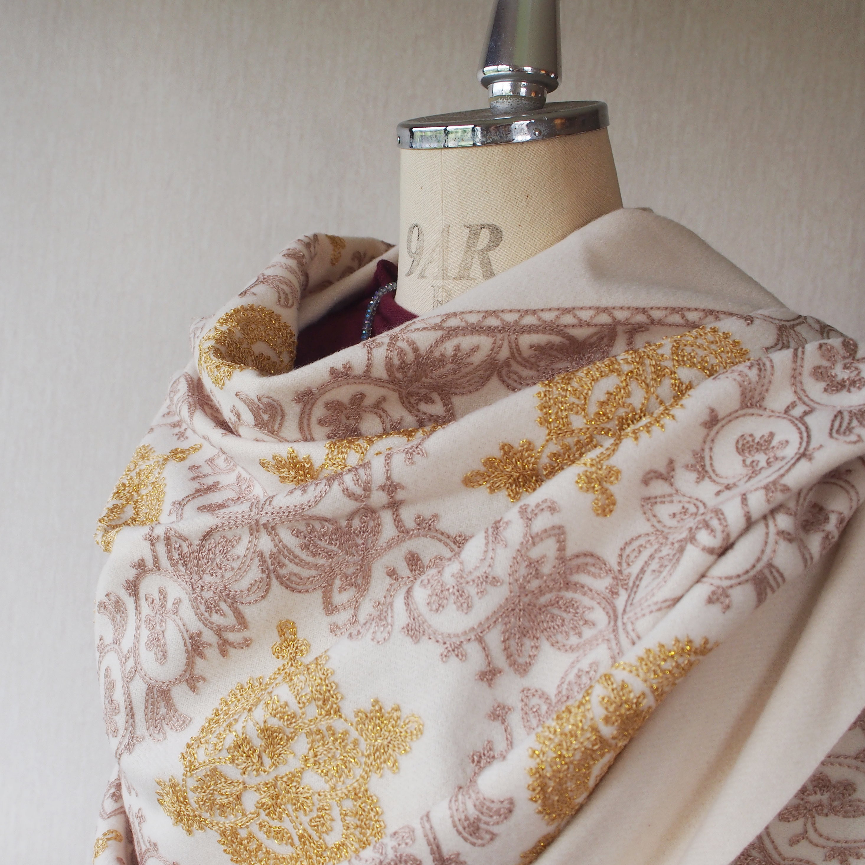 【豪華で繊細な刺繍】ブランケットショール・クローバー柄WH