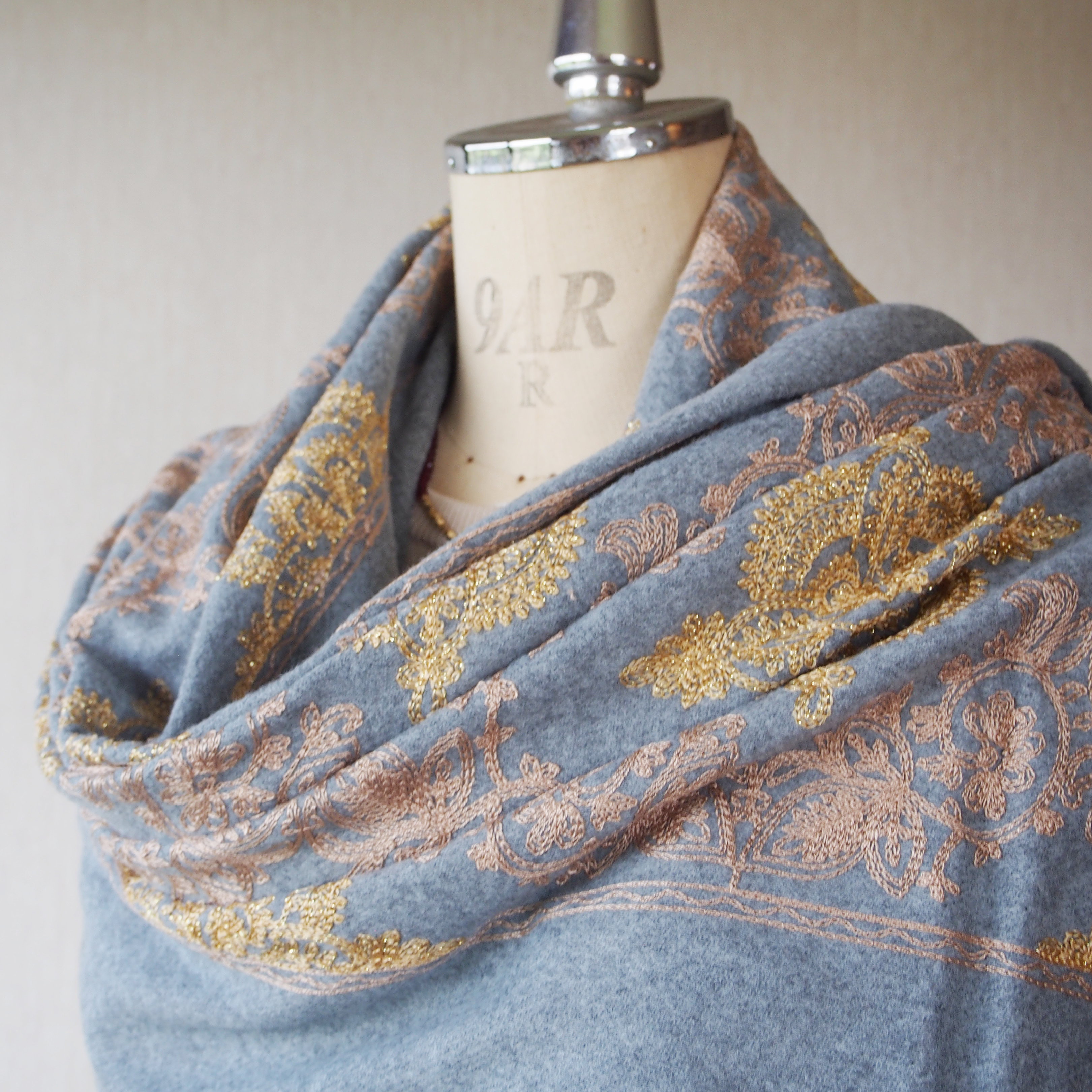 【豪華で繊細な刺繍】ブランケットショール・クローバー柄GY