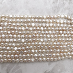 淡水パール 真珠 ボタン バロック フラット 小粒 4mm 5mm 極小粒 19cm tp0025 3枚目の画像
