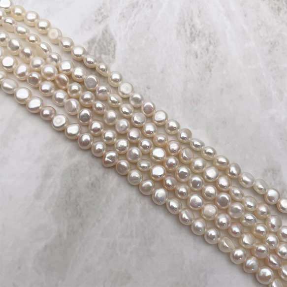 淡水パール 真珠 ボタン バロック フラット 小粒 4mm 5mm 極小粒 19cm tp0025 1枚目の画像