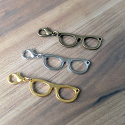 トラベラーズノートを飾るめがねチャーム【アンティークゴールド】 5枚目の画像