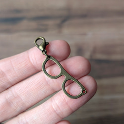 トラベラーズノートを飾るめがねチャーム【アンティークゴールド】 2枚目の画像