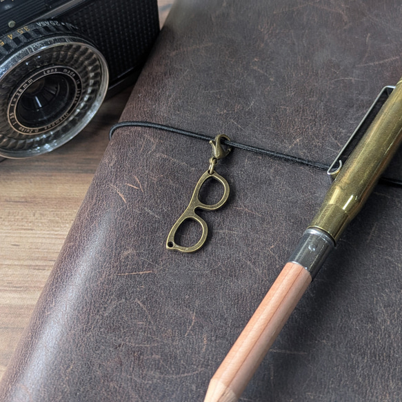 トラベラーズノートを飾るめがねチャーム【アンティークゴールド】 1枚目の画像