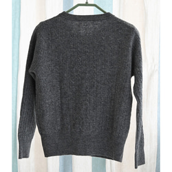 【100%ウール/ケーブル編み】ラウンドネックカーディガン。しなやかで温かな着心地の、秋冬の定番アイテム。L722 6枚目の画像