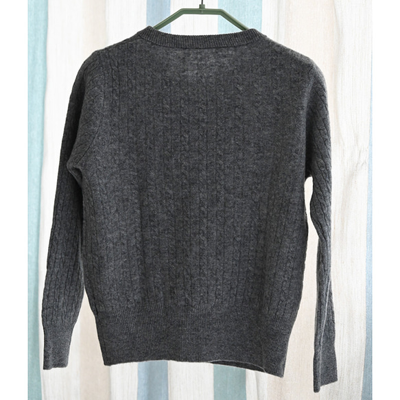 【100%ウール/ケーブル編み】ラウンドネックカーディガン。しなやかで温かな着心地の、秋冬の定番アイテム。L722 6枚目の画像