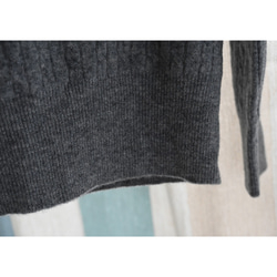 【100%ウール/ケーブル編み】ラウンドネックカーディガン。しなやかで温かな着心地の、秋冬の定番アイテム。L722 10枚目の画像