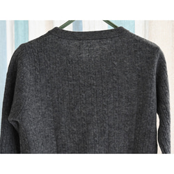 【100%ウール/ケーブル編み】ラウンドネックカーディガン。しなやかで温かな着心地の、秋冬の定番アイテム。L722 7枚目の画像