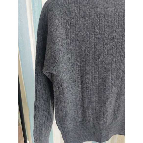 【100%ウール/ケーブル編み】ラウンドネックカーディガン。しなやかで温かな着心地の、秋冬の定番アイテム。L722 13枚目の画像