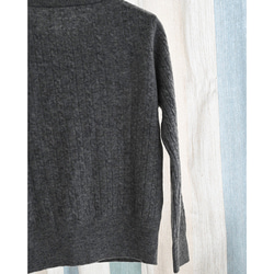 【100%ウール/ケーブル編み】ラウンドネックカーディガン。しなやかで温かな着心地の、秋冬の定番アイテム。L722 8枚目の画像