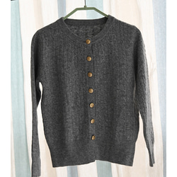 【100%ウール/ケーブル編み】ラウンドネックカーディガン。しなやかで温かな着心地の、秋冬の定番アイテム。L722 2枚目の画像