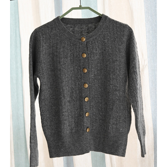 【100%ウール/ケーブル編み】ラウンドネックカーディガン。しなやかで温かな着心地の、秋冬の定番アイテム。L722 2枚目の画像