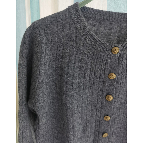 【100%ウール/ケーブル編み】ラウンドネックカーディガン。しなやかで温かな着心地の、秋冬の定番アイテム。L722 11枚目の画像