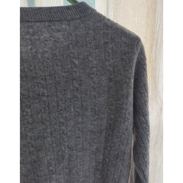 【100%ウール/ケーブル編み】ラウンドネックカーディガン。しなやかで温かな着心地の、秋冬の定番アイテム。L722 14枚目の画像