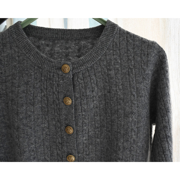 【100%ウール/ケーブル編み】ラウンドネックカーディガン。しなやかで温かな着心地の、秋冬の定番アイテム。L722 5枚目の画像