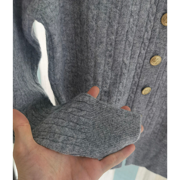 【100%ウール/ケーブル編み】ラウンドネックカーディガン。しなやかで温かな着心地の、秋冬の定番アイテム。L722 12枚目の画像