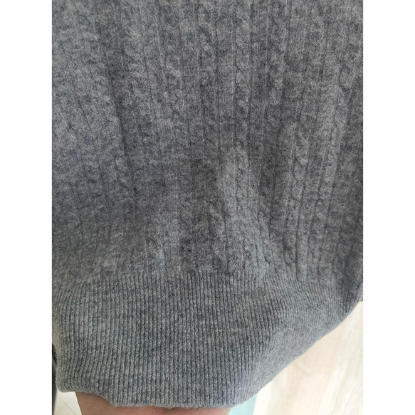 【100%ウール/ケーブル編み】ラウンドネックカーディガン。しなやかで温かな着心地の、秋冬の定番アイテム。L722 15枚目の画像