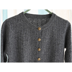 【100%ウール/ケーブル編み】ラウンドネックカーディガン。しなやかで温かな着心地の、秋冬の定番アイテム。L722 3枚目の画像