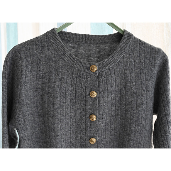 【100%ウール/ケーブル編み】ラウンドネックカーディガン。しなやかで温かな着心地の、秋冬の定番アイテム。L722 3枚目の画像