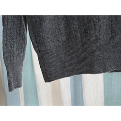 【100%ウール/ケーブル編み】ラウンドネックカーディガン。しなやかで温かな着心地の、秋冬の定番アイテム。L722 9枚目の画像