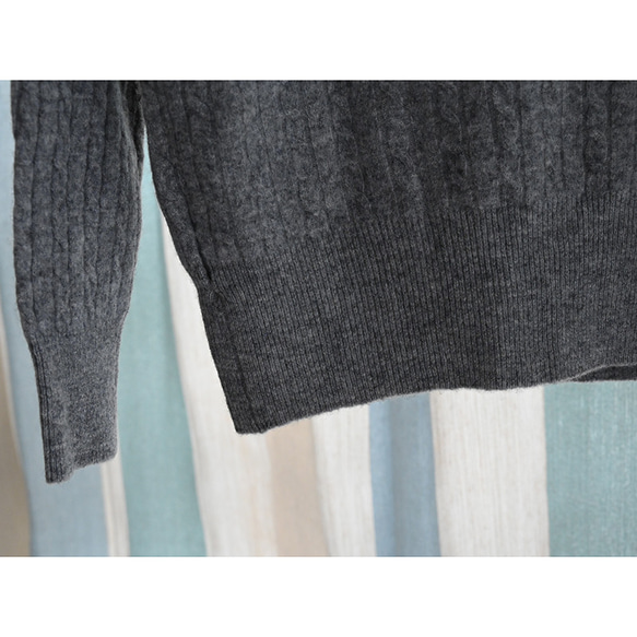 【100%ウール/ケーブル編み】ラウンドネックカーディガン。しなやかで温かな着心地の、秋冬の定番アイテム。L722 9枚目の画像