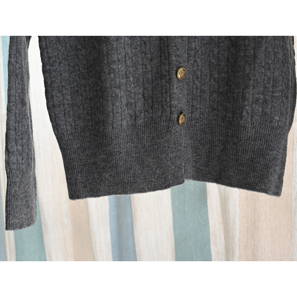 【100%ウール/ケーブル編み】ラウンドネックカーディガン。しなやかで温かな着心地の、秋冬の定番アイテム。L722 4枚目の画像