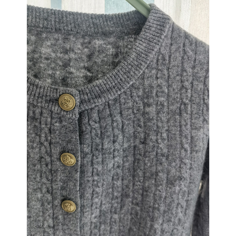 【100%ウール/ケーブル編み】ラウンドネックカーディガン。しなやかで温かな着心地の、秋冬の定番アイテム。L722