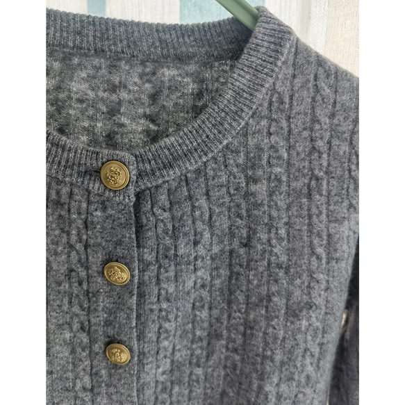 【100%ウール/ケーブル編み】ラウンドネックカーディガン。しなやかで温かな着心地の、秋冬の定番アイテム。L722 1枚目の画像