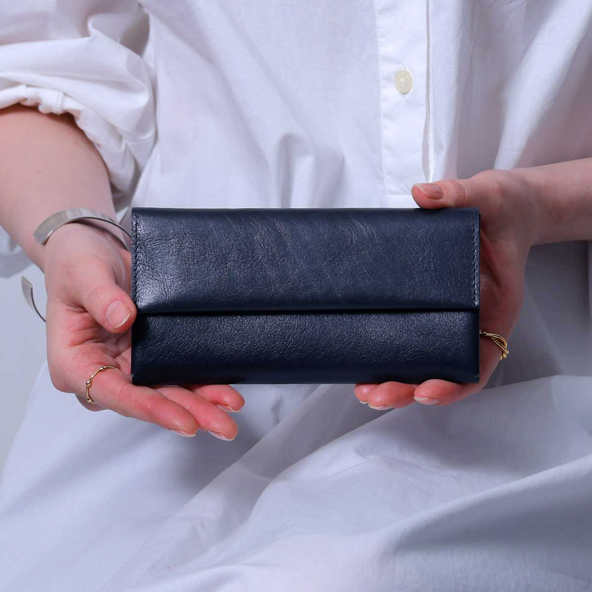 財布 長財布 大容量 小さめ 本革 小さい長財布 かぶせ蓋 イタリアンレザー ネイビー HAW025-VO