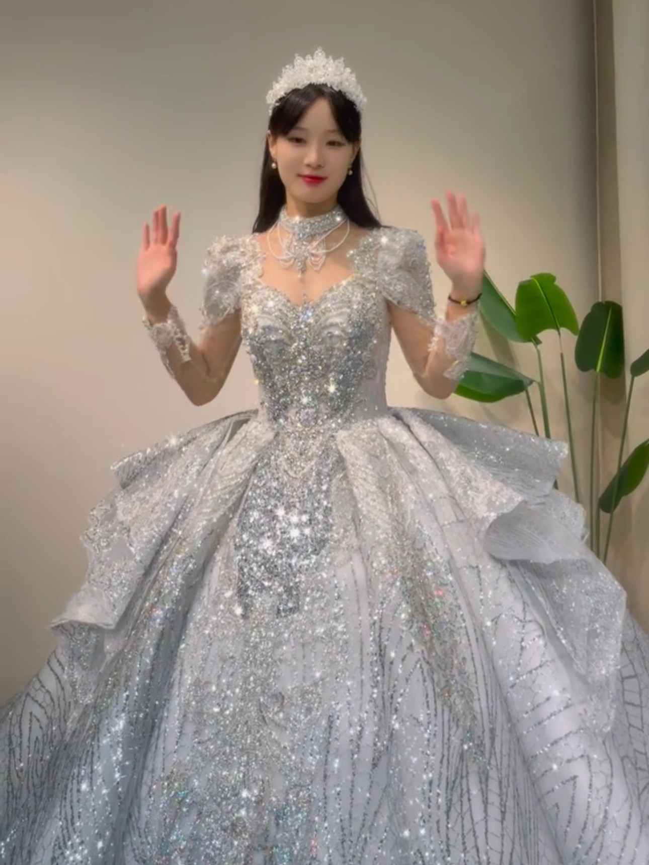 スクエアネック　イリュージョン　シースル長袖　ロングトレーン　背中見せ　シルバー　ソフトチュール　本命ドレス製作目立つ