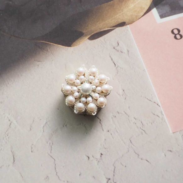 【一点物】タティングレースとパールビーズのボタンカバー／シュガーホワイト 1枚目の画像