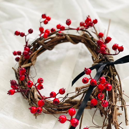 赤い実がゆれる、サンキライのシンプルリース リース BelleBenoute