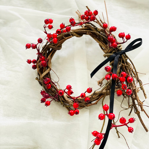 赤い実がゆれる、サンキライのシンプルリース リース BelleBenoute
